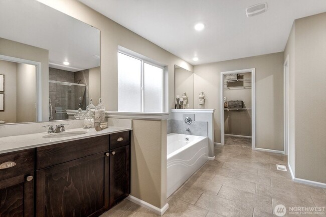 Building Photo - Beautiful 5-bedroom, 3-bath home offering 2,648 sq ft of comfortable living space on an east-faci...