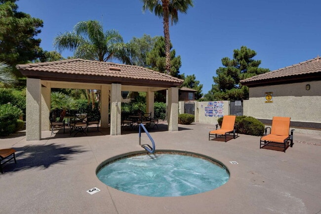 Building Photo - Ground Floor 2BD/2BA Condo in Gated Hender...