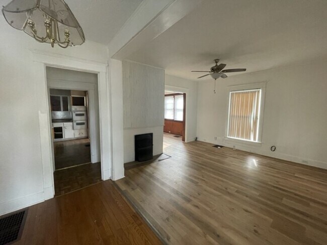 Building Photo - 536 S 11th St