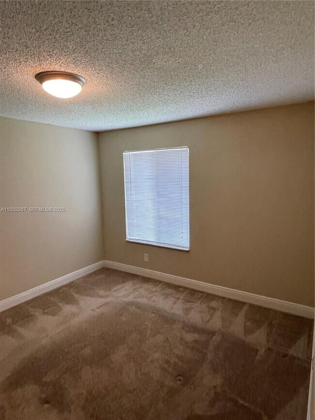 Building Photo - 595 Vista Isles Dr