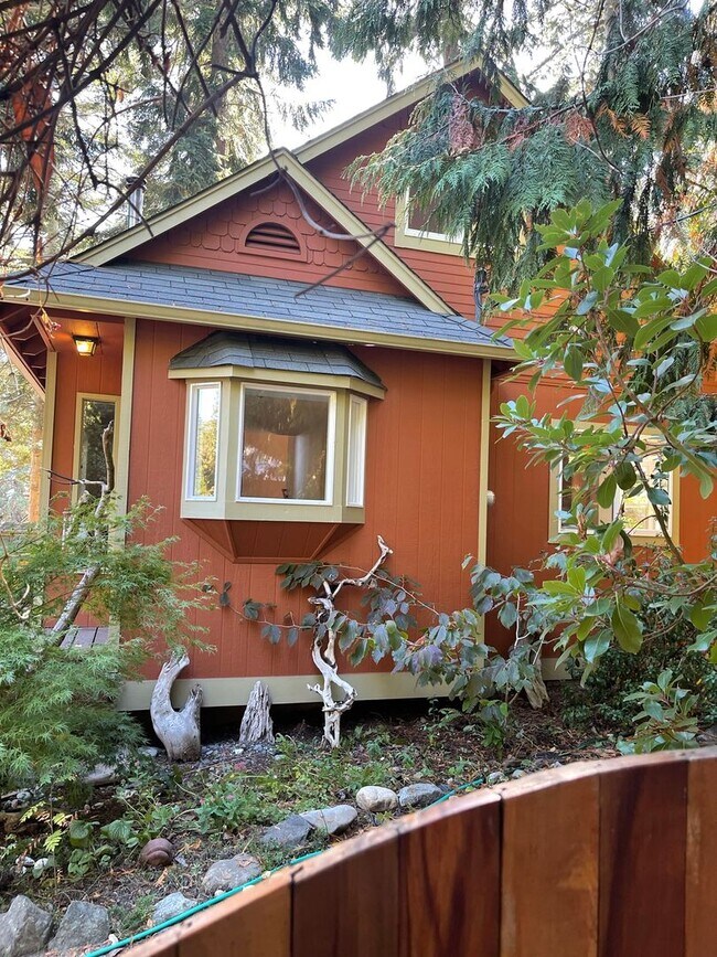 Building Photo - Absolutely Darling INDIANOLA cottage, full...