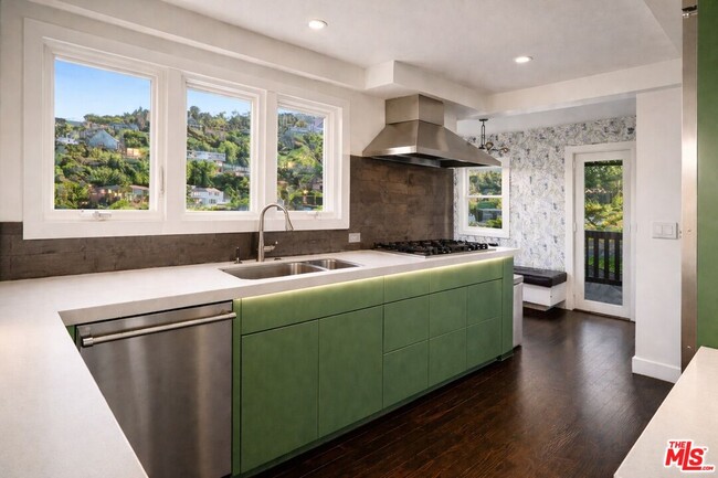 Building Photo - 8810 Hollywood Blvd