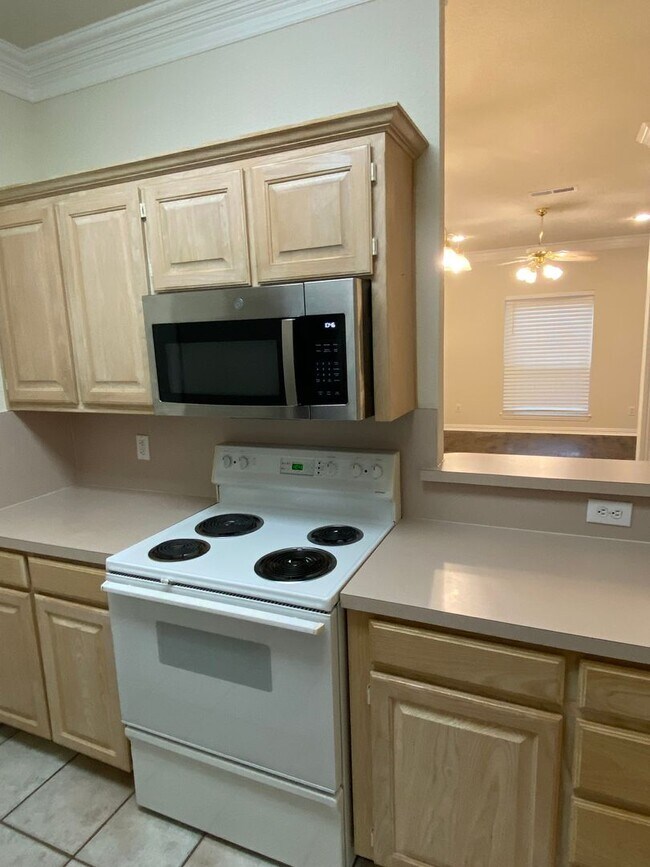 Building Photo - Quiet 2 bedroom townhome close to Downtown Denton Square