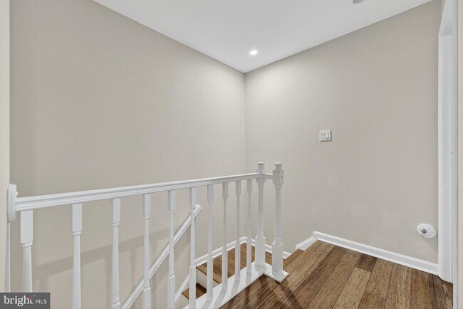 Building Photo - 8605 Western Oak Dr