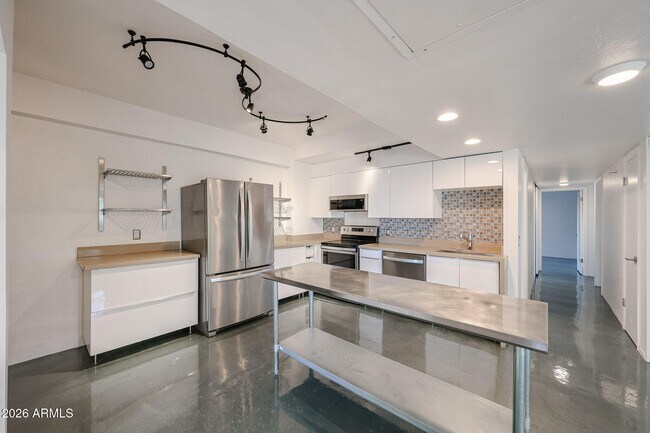 Building Photo - 353 E Thomas Rd