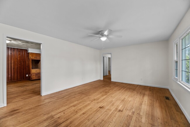 Building Photo - 607 Pinetree Dr