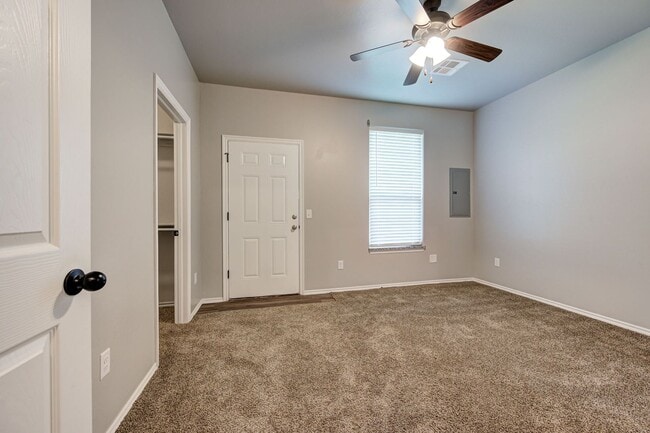 Building Photo - Charming Duplex in El Reno!