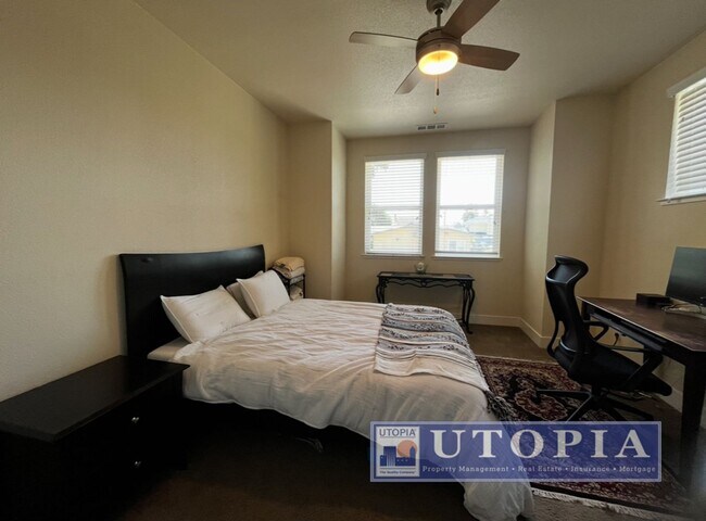 Building Photo - Spacious and Modern 3-bedroom, 3.5 bathroo...