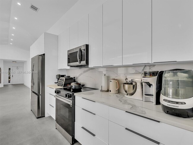 Building Photo - 4962 SW 32nd Way