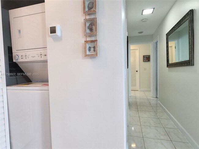 Building Photo - 3505 S Ocean Dr