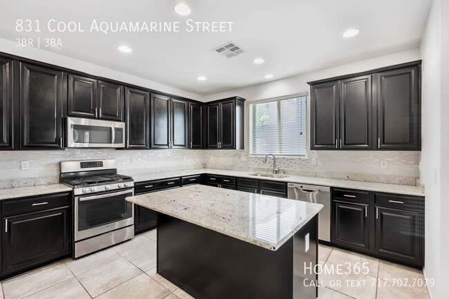 Building Photo - Beautiful 2 Story 3 Bed 2.5 Bath home in t...