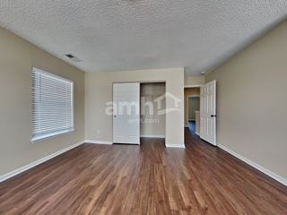 Building Photo - 542 Holiday Dr