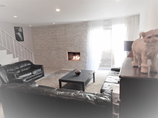 Living room - 1040 N Gardner St