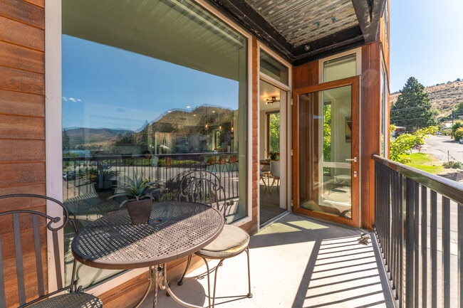 Building Photo - 2220 W Woodin Ave