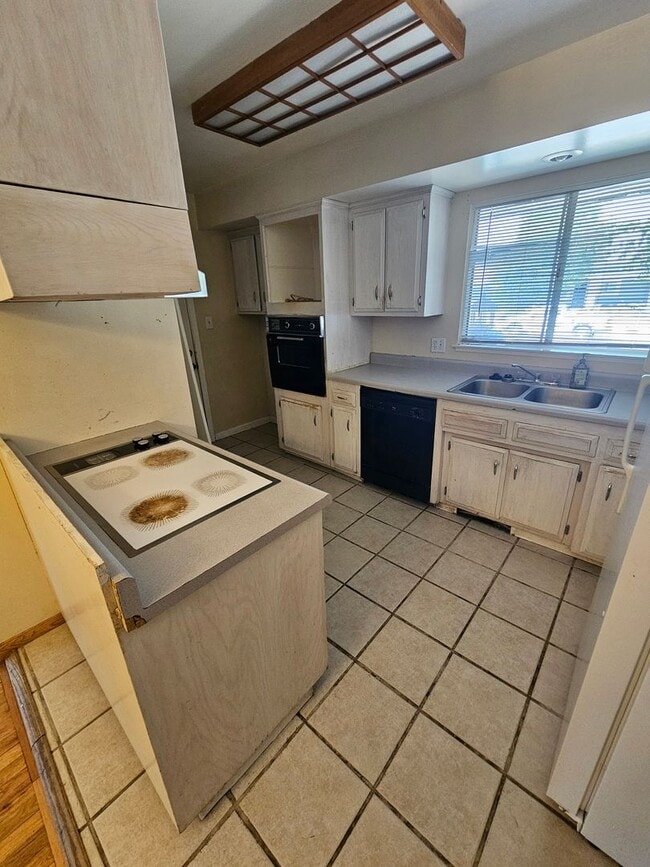 Building Photo - Large 3 bedroom in great location