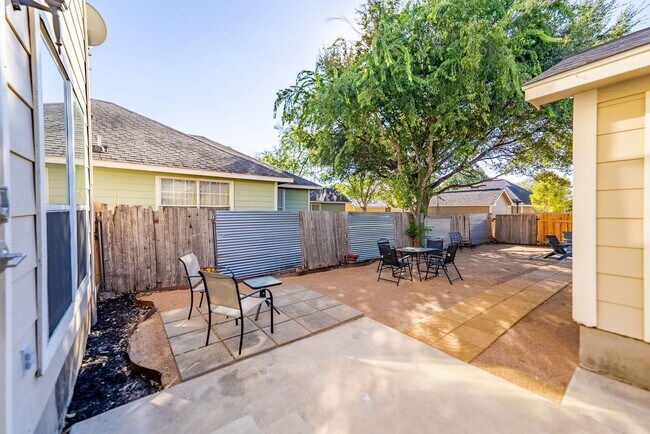 Building Photo - Downtown Home within Minutes from the Riverwalk & Alamodome ~ Large Corner Lot!