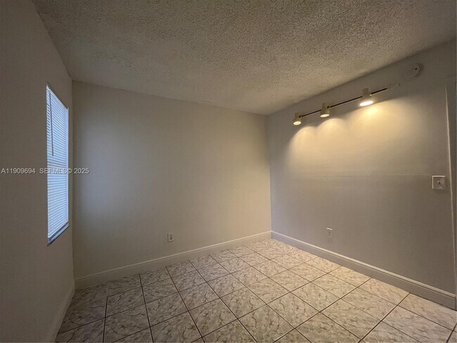 Building Photo - 842 NE 209th St