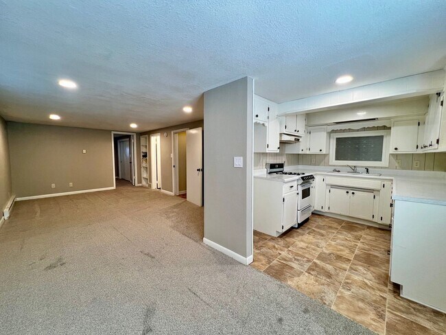 Building Photo - 1/2 Off 1 Month Rent