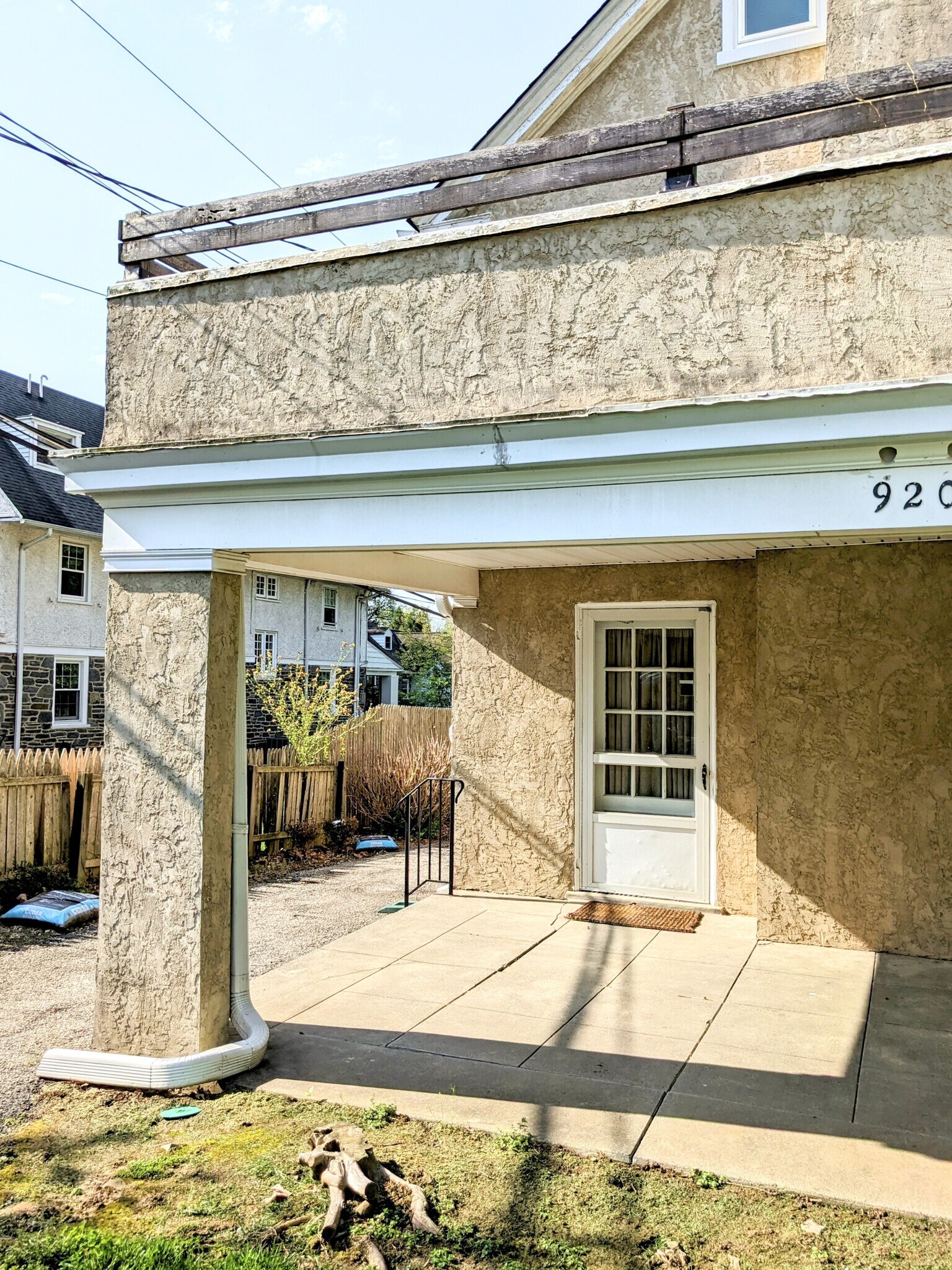 Building Photo - 920 E Railroad Ave