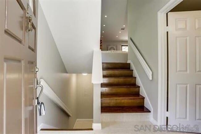 Building Photo - Gorgeous Tri-Level End Unit Home