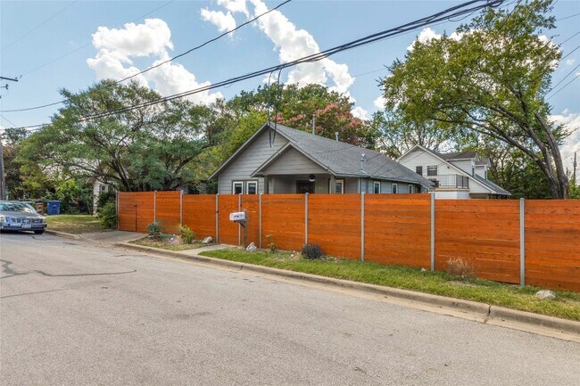 Building Photo - 1210 Coleto St