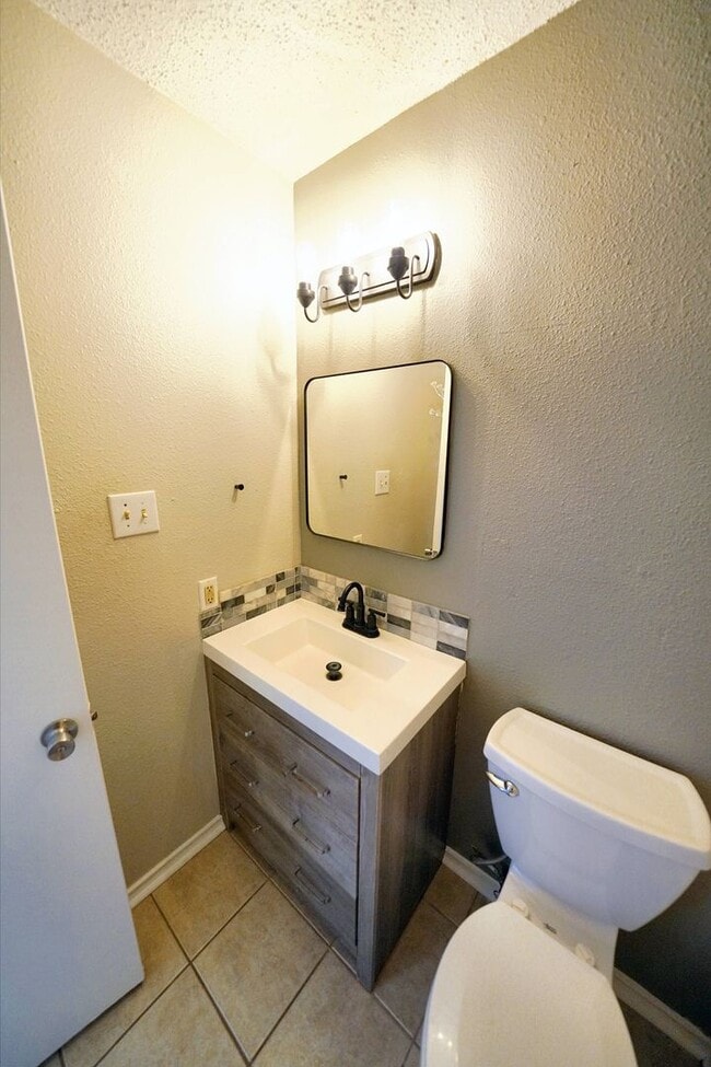 Building Photo - Charming 3-Bedroom Home in Ashley Place - ...