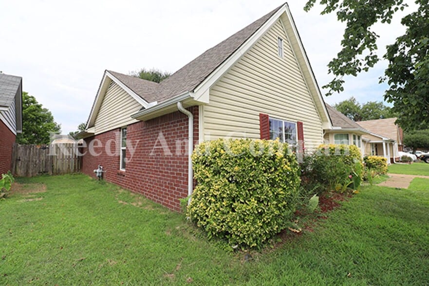Building Photo - 5961 Kentwood Dr