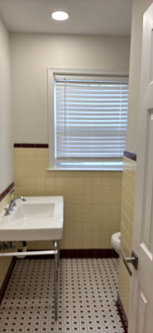 Building Photo - Nice 4 bedroom/5.5 bath home on N. Ocean Boulevard