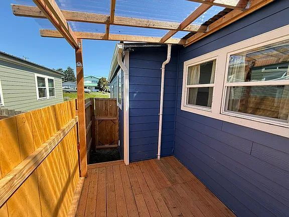 Building Photo - "Charming 3-Bed Oasis with Cozy Fireplace in Coos Bay – Your Perfect Retreat Awaits!"