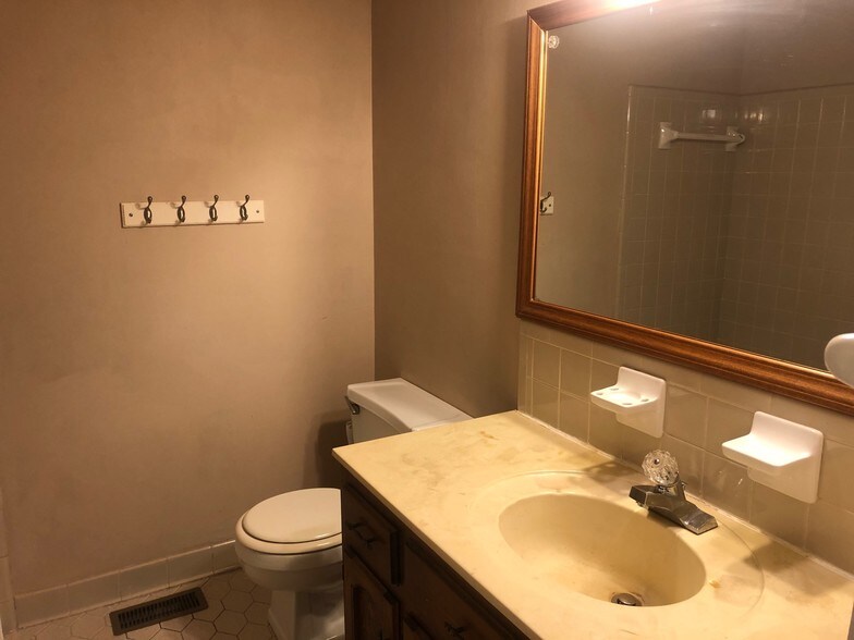 Hall Bath - 1117 Henry Dr