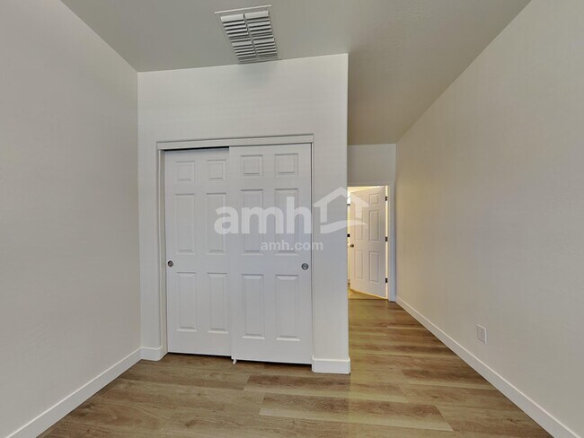 Building Photo - 14237 W Ventura St