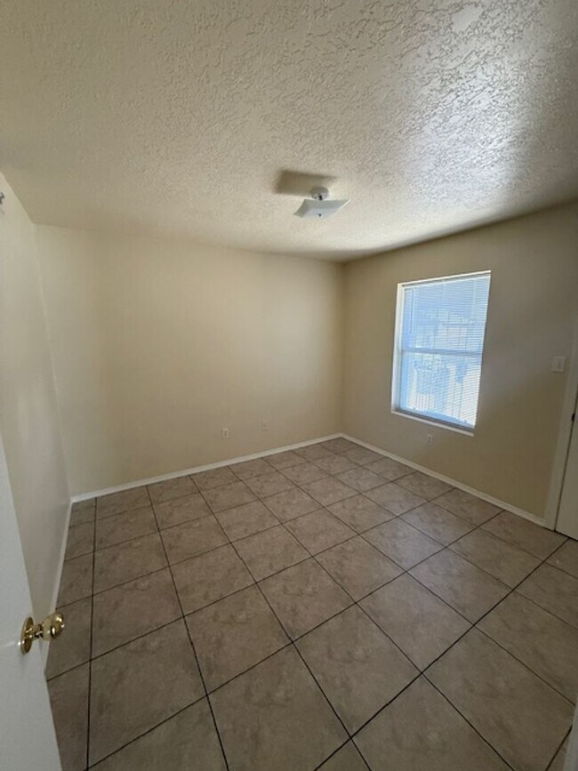 Building Photo - Beautiful Southwest Location 3 bedroom 2 bath 2 car garage