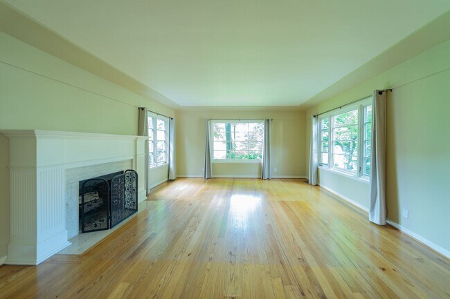 Building Photo - Charming and Well-Maintained Home in a Serene Neighborhood