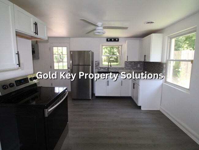 Building Photo - MUNCIE 3 BR 1 BA House with New Flooring and Paint (SECTION 8 APPROVED)