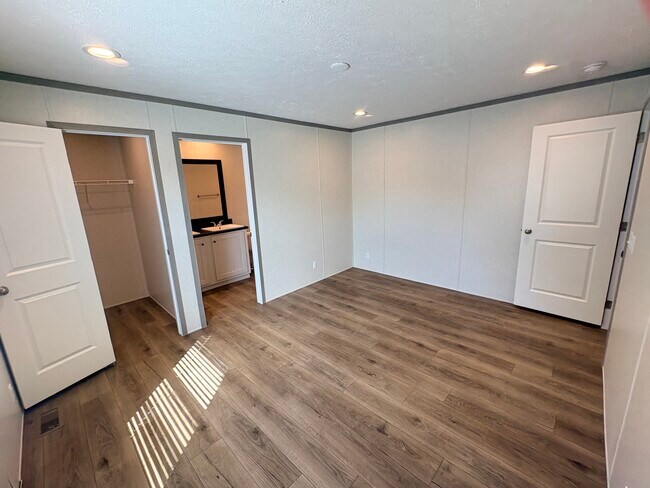 Building Photo - 1820 Green Park Cir