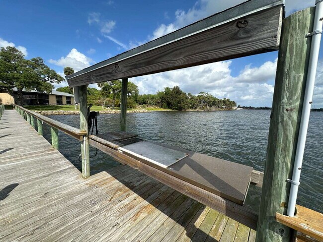 Building Photo - DIRECT RIVER CONDO