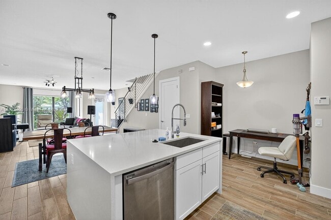 Building Photo - 1402 SW 4th Ave