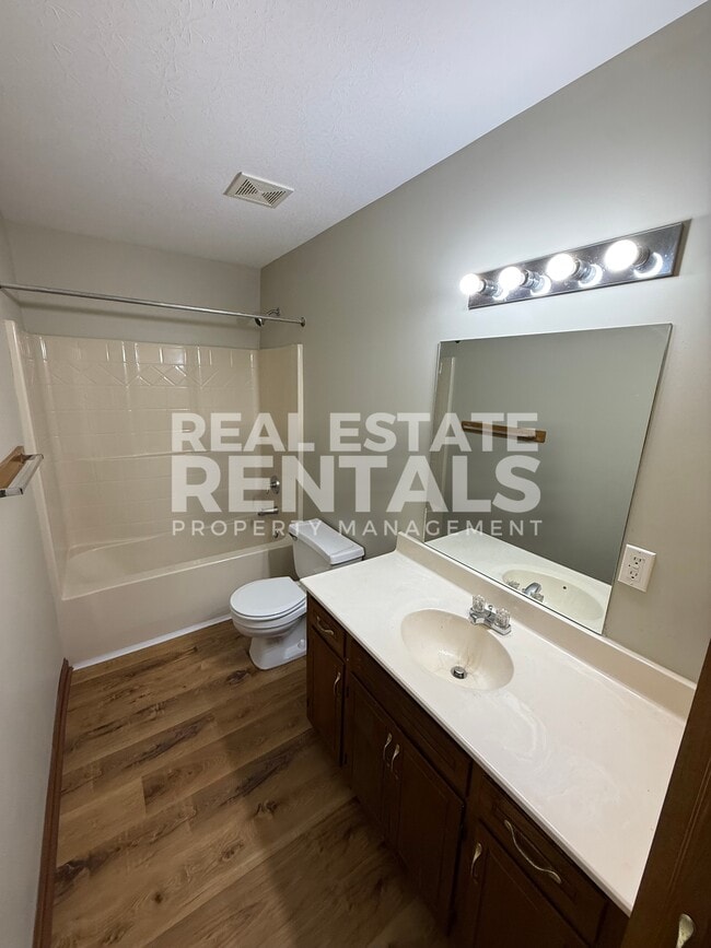 Building Photo - 1835 Elwyn Ave