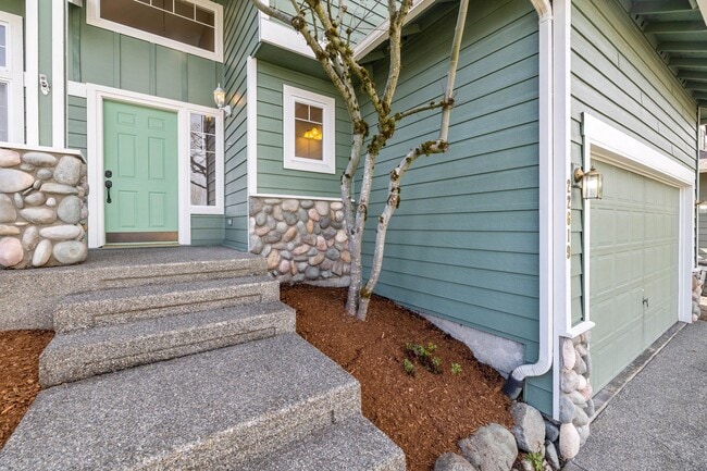 Building Photo - Immaculate 3 bed with lg fenced yard