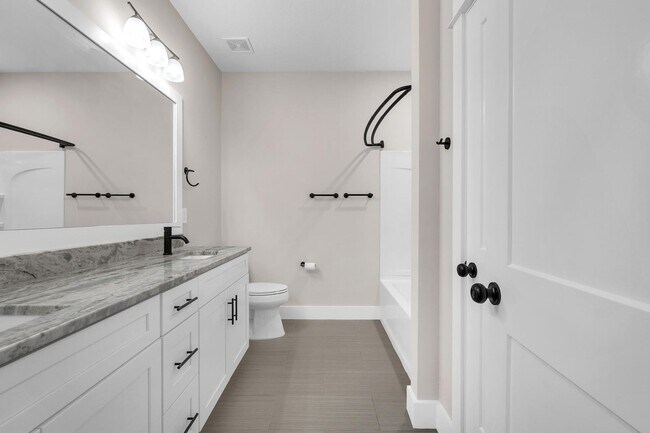 Building Photo - Modern 3 Bedroom Townhome!!