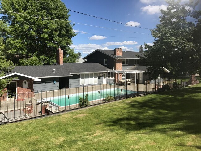 Building Photo - HUGE HOME FOR RENT!!