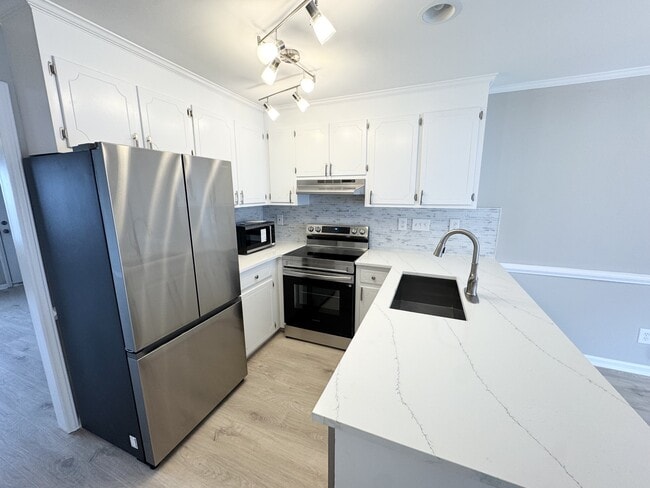 Building Photo - 3900-3AA4 Sterling Pointe Dr