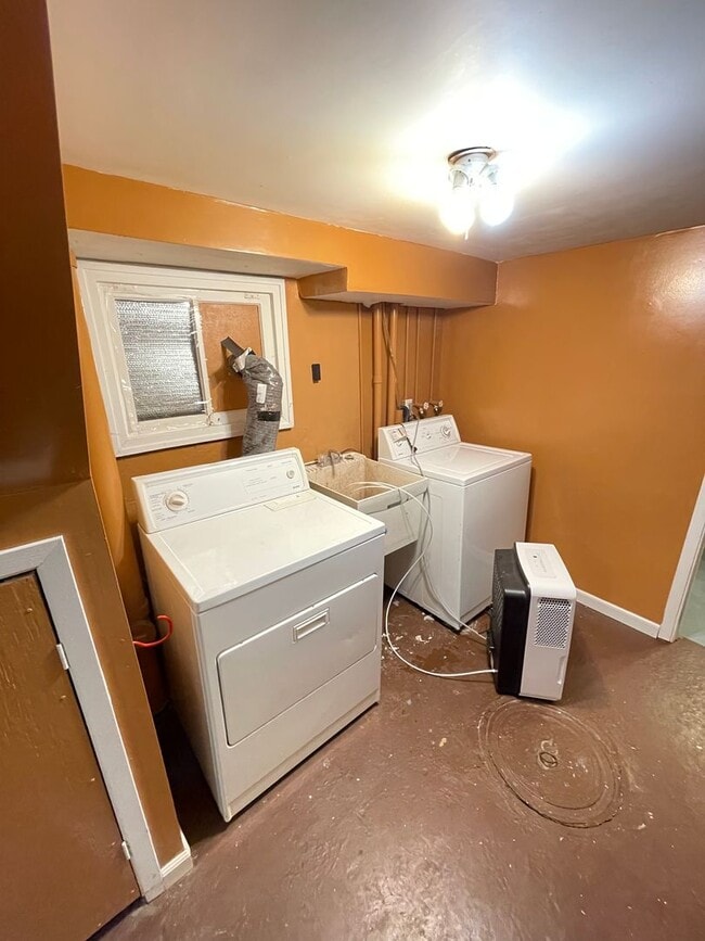 Building Photo - AVAILABLE JULY- 3 Bedroom, 1.5 Bath Home!