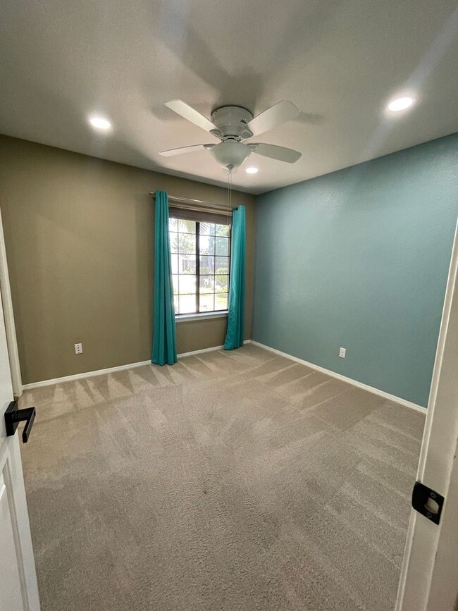 Building Photo - 3 Bedroom / 2 Bathroom for Rent $2,500