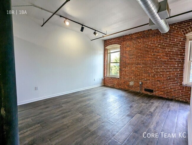 Building Photo - 204 Walnut St