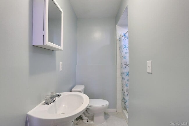 Building Photo - 6 Hemlock Ln