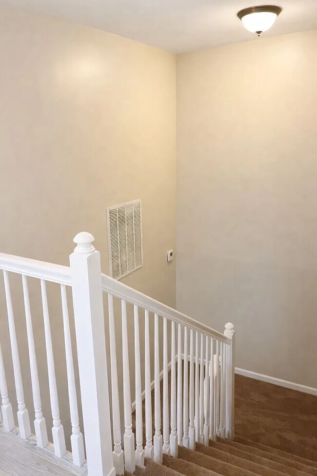 Building Photo - 420 SE 18th Ct