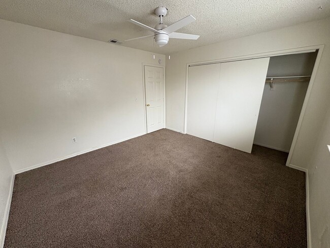 Building Photo - SE Tulare Home Near Shopping Center Rent Ready!