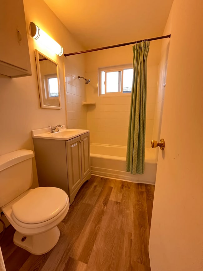 Building Photo - 2516 Vanderbilt Ln