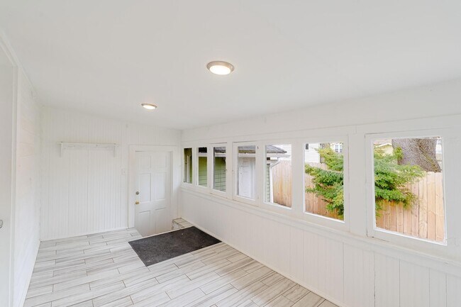 Building Photo - 306 Brown St